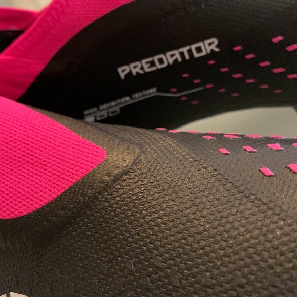 Predator Accuracy 3 soccer cleats - size M8/W9 - Picture 3 of 9